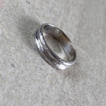 Enkel rustik sølv ring fra NURAN (STR. 63)